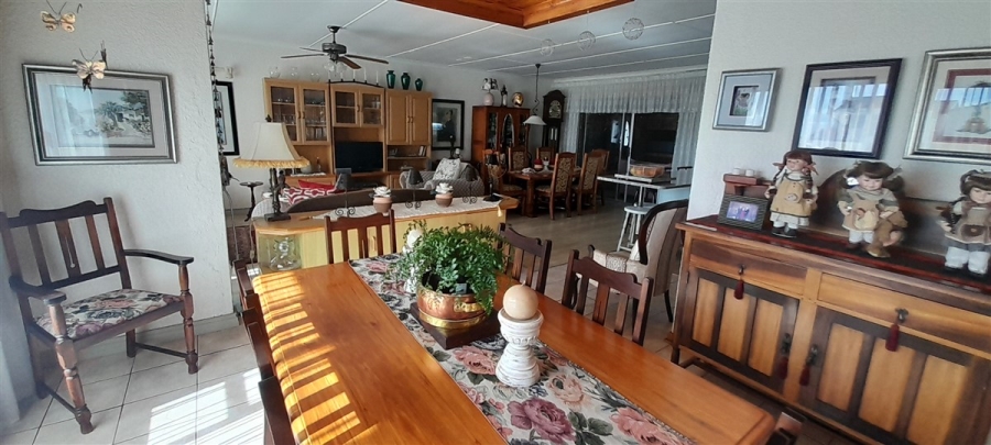 5 Bedroom Property for Sale in Wavecrest Eastern Cape